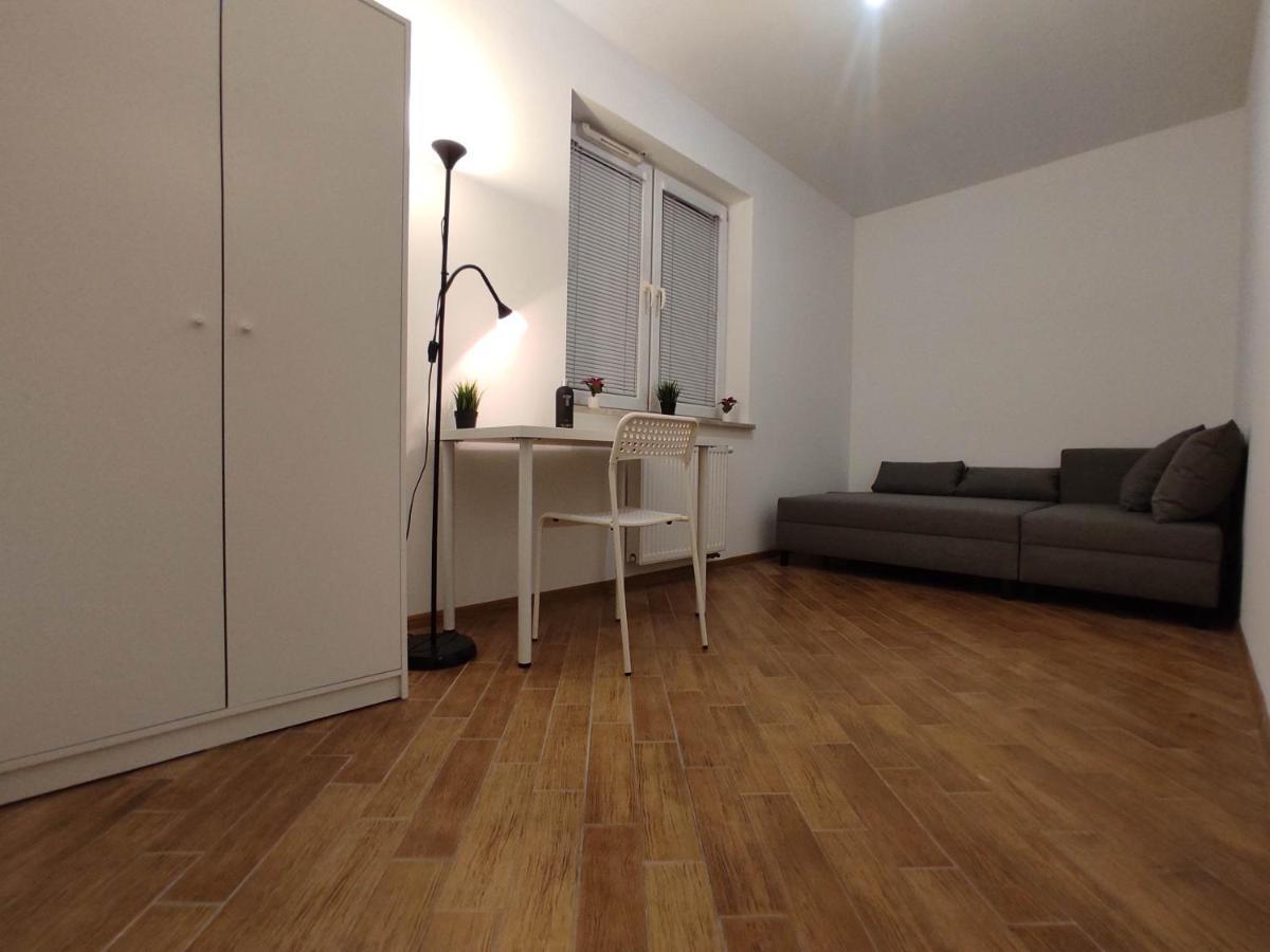 Nice Room With 2 Shared Bathrooms ,Wc , 2Km To Old Town -100M From Metro Szwedzka Warsaw Ngoại thất bức ảnh